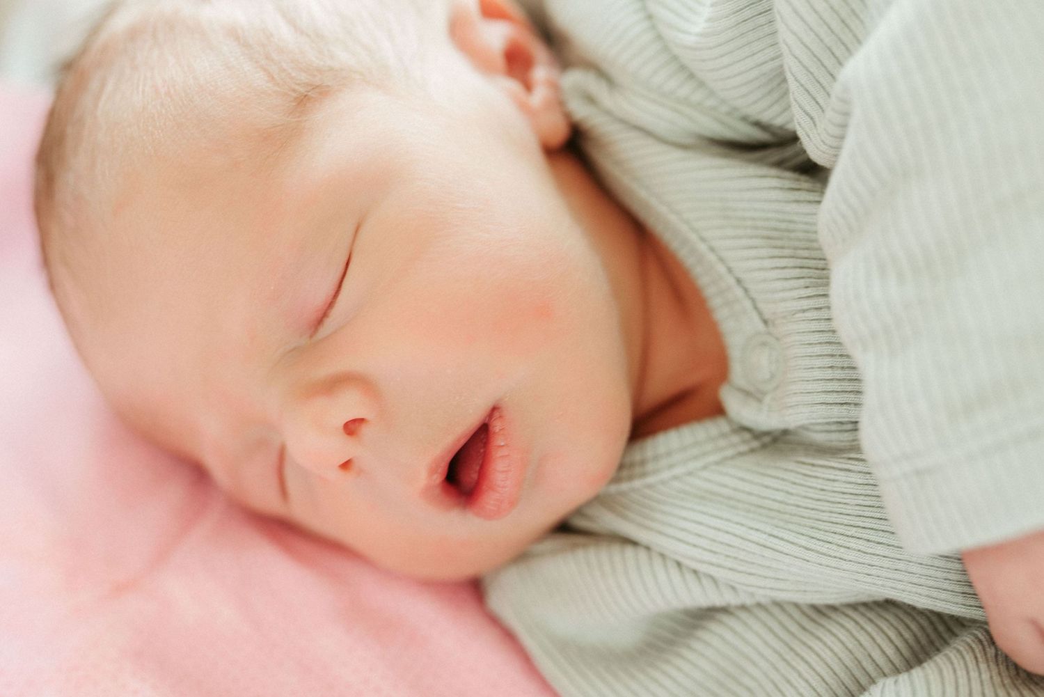 Melissa Stuer Photography Moederschapsfotograaf Moerbeke Oost-Vlaanderen
newbornfotoshoot baby slapende baby in ziekenhuis fresh48