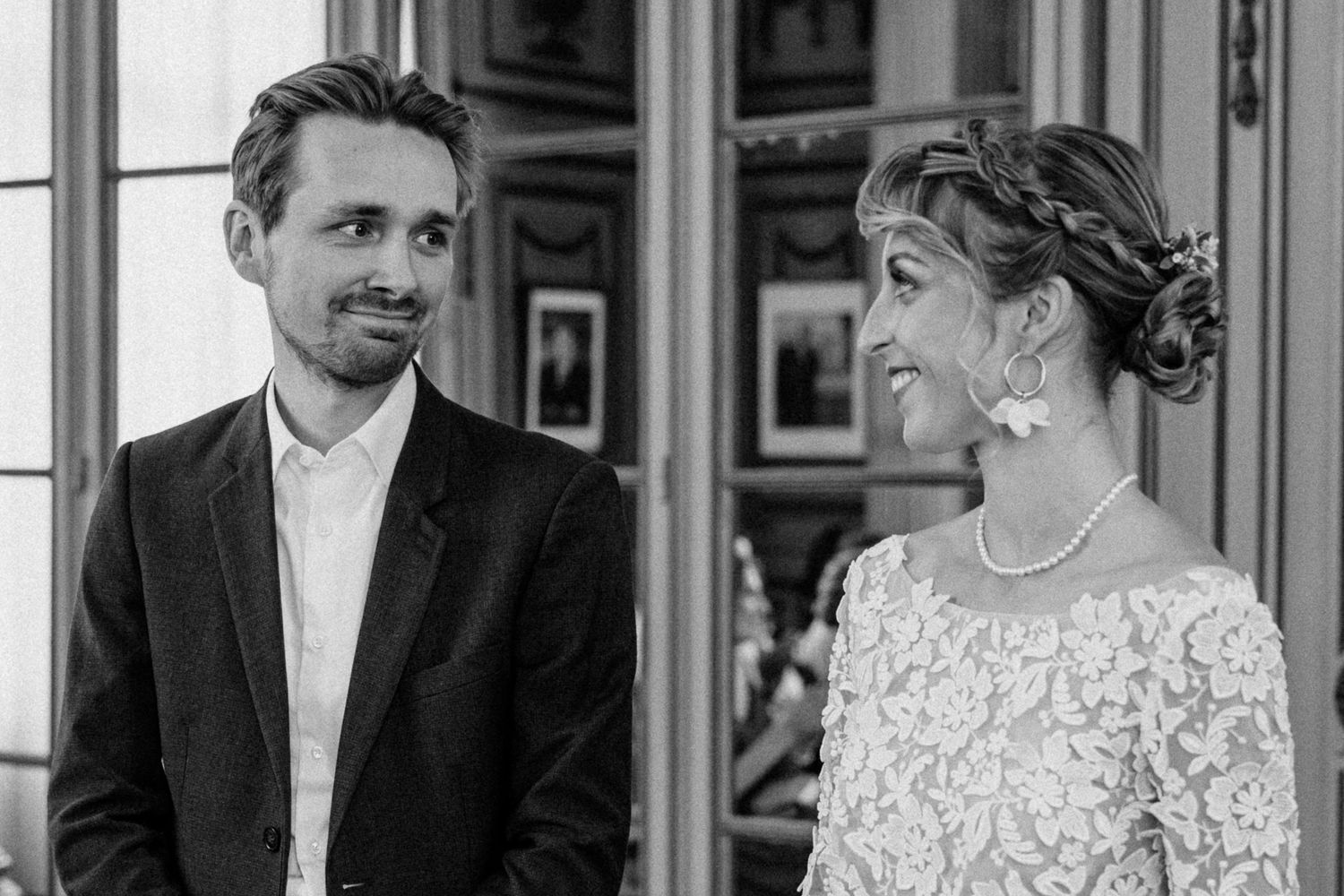 Couple de maries complices pendant la ceremonie civile a la mairie de Lambersart pres de Lille en reportage mariage