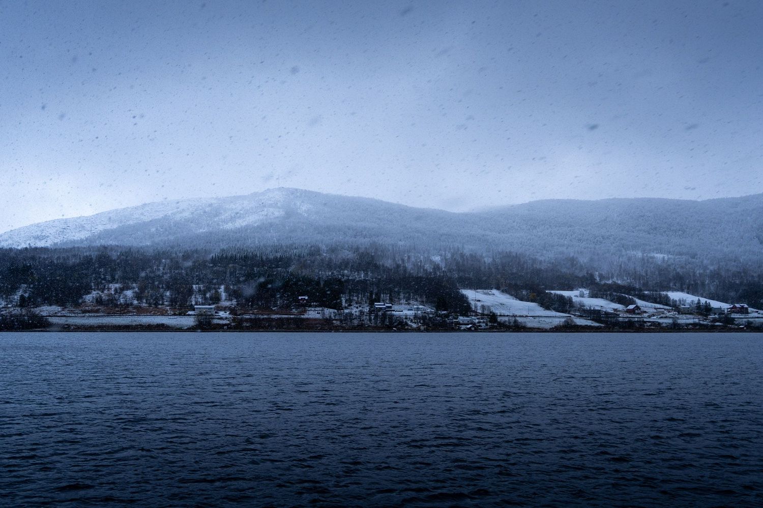 tempête de neige senja depuis le bateau