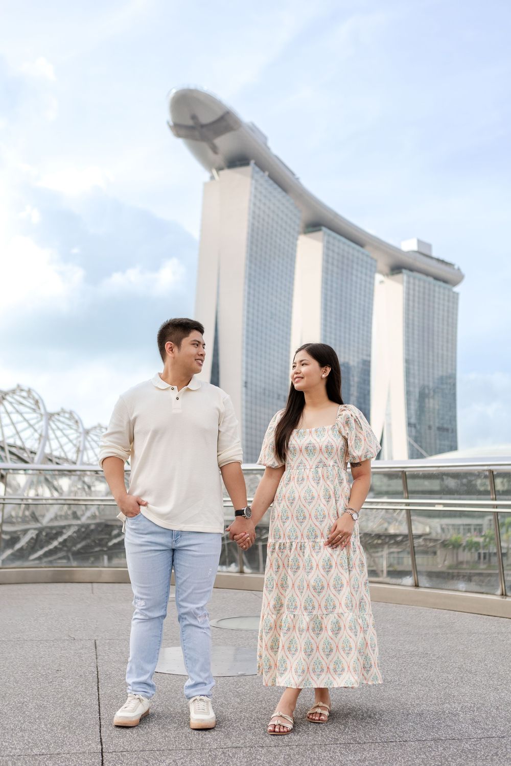 sunrise pre-wedding photos of filipino couple in singapore on the helix bridge with Marina Bay sands & art science museum