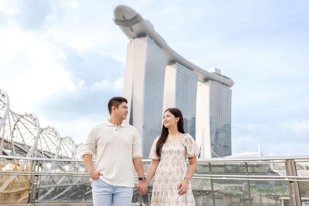 sunrise pre-wedding photos of filipino couple in singapore on the helix bridge with Marina Bay sands & art science museum