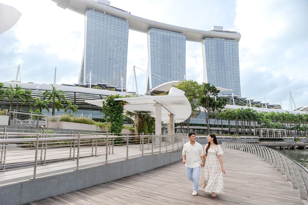 sunrise pre-wedding photos of filipino couple in singapore with Marina Bay sands & art science museum