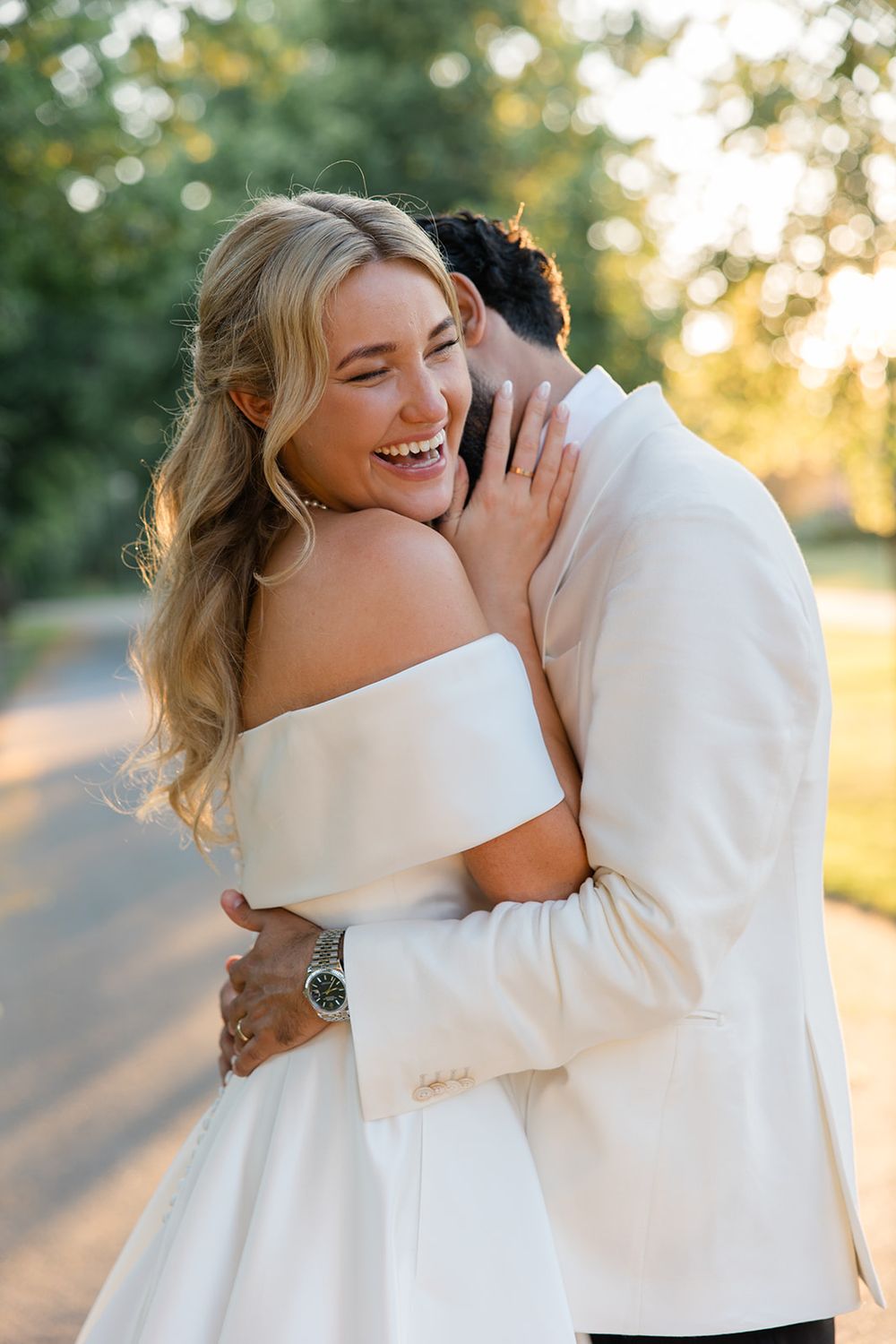 Bröllopsfotograf Emelie Petré, Bröllop Lejondals Slott i Golden Hour, Bröllopsfotograf i Flen, brud som skrattar