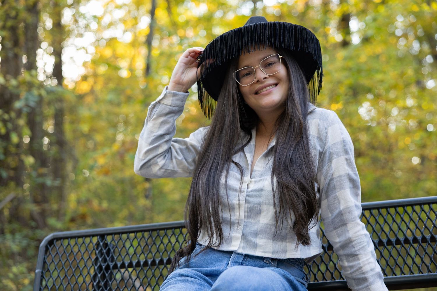 Relaxed lifestyle portrait of woman smiling in natural light — outdoor portrait photography