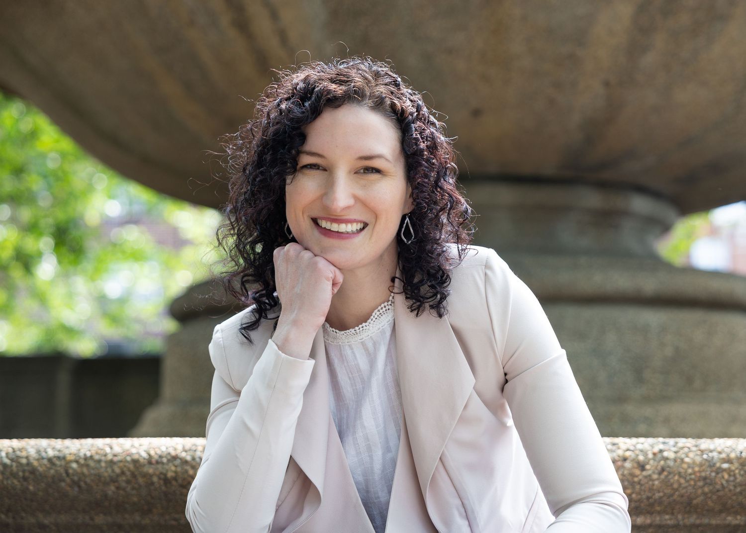 Relaxed lifestyle portrait of woman smiling in natural light — outdoor portrait photography