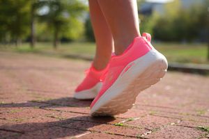 fotografía de zapatos estilo de vida, con modelo femenino, en la calle, España