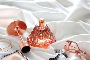 Photography of perfumes, lifestyle, natural light, product photoshoot for Instagram, Etsy, Web