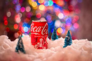 Lata Coca-Cola edición navideña con Papá Noel diseño festivo con sabor original y fondo de luces coloridas, fotografía de producto en España