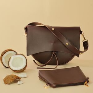 bolsa marron con coco en el fondo beige. fotógrafo en Vitoria-Gasteiz, País Vasco, Spain, Bilbao, Santander, Pamplona