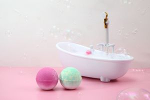 Mini bañera decorativa con bomba de baño rosa y burbujas  imagen creativa para productos de baño,  fotógrafo de producto creativo en España
