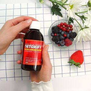 Suplemento con frutas frescas fórmula vegetal ultra concentrada para limpieza y bienestar, lifestyle foto para productos en País Vasco, EU