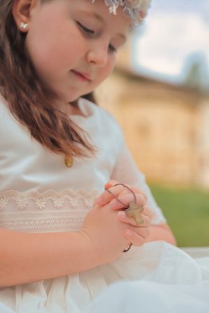 Fotografía de comunión en Vitoria-Gasteiz realizada por BOAfoto, retrato infantil ceremonial