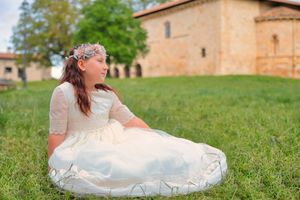 Niña posando en la naturaleza durante sesión de fotos de Comunión en Vitoria‑Gasteiz