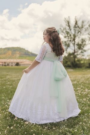 Niña de Primera Comunión entre flores silvestres en sesión infantil, fotógrafo comunion en Vitoria, Bilbao, Alava, Euskadi