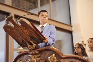 Niño con mirada curiosa en fotografía infantil profesional, primera comunion en iglesia, Vitoria-Gasteiz, Alava,