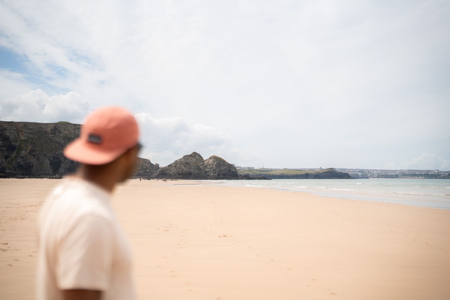 randonneur sur la plage de watergate beach dans les cornouailles en angleterre