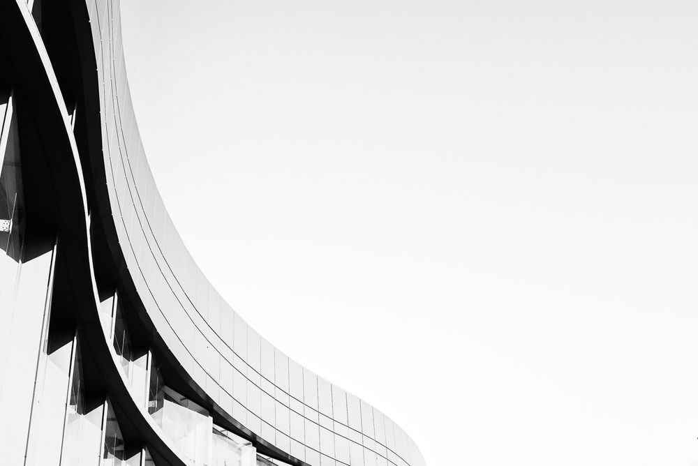 Photographe architecture Bretagne – détail façade contemporaine aux lignes courbes en noir et blanc