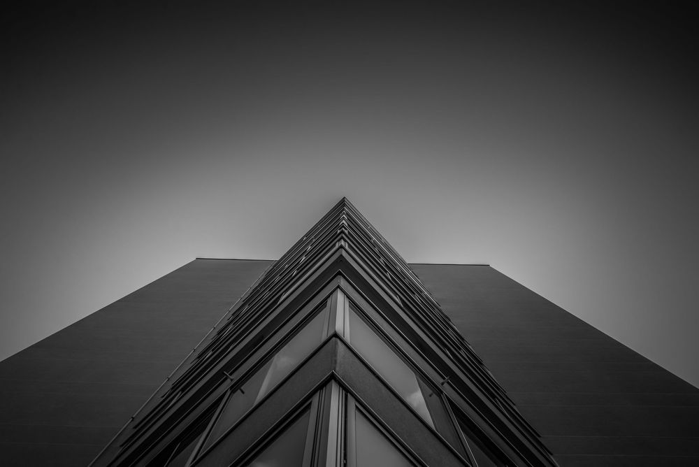 Photographie architecturale Bretagne – angle façade bâtiment contemporain minimaliste