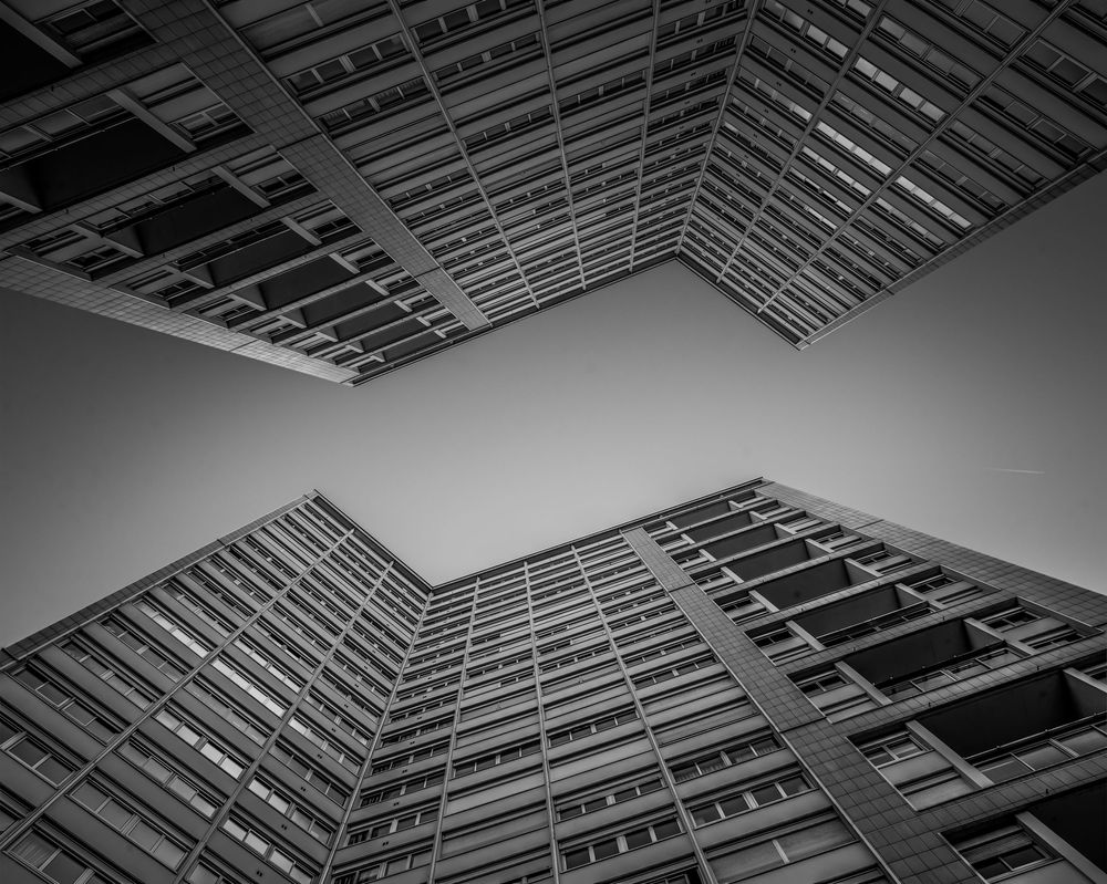 Photographe architecture France – perspective urbaine immeubles modernes en noir et blanc