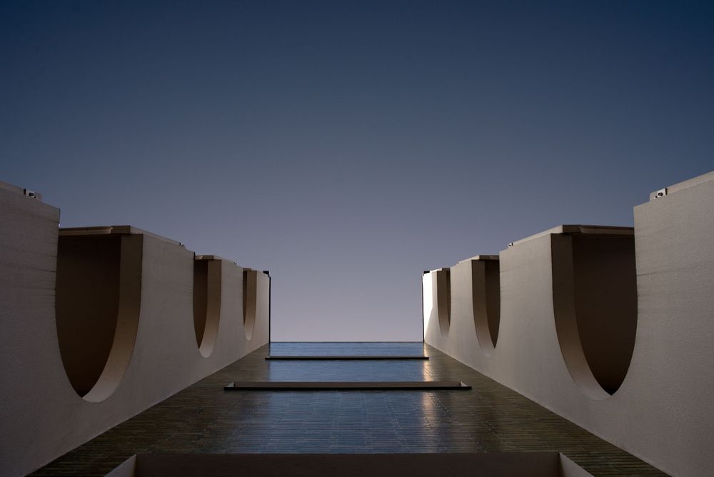Valorisation architecturale Bretagne – lignes symétriques bâtiment contemporain minimaliste