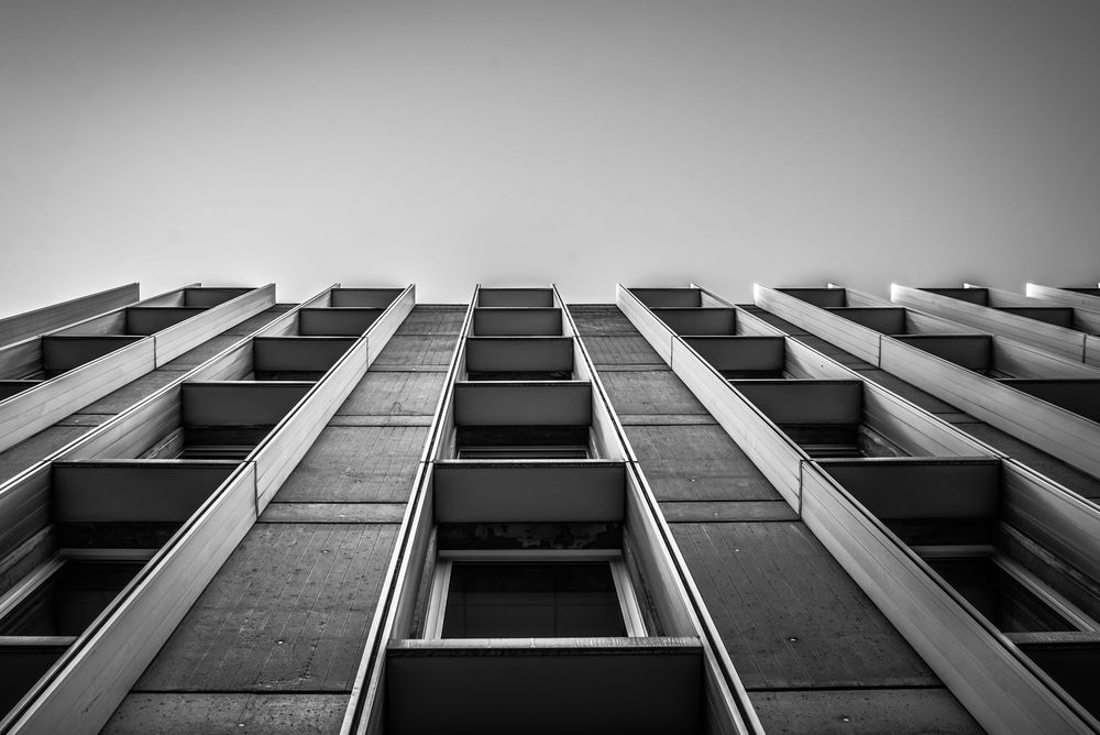 Photographe architecture Morbihan – lignes verticales façade immeuble résidentiel moderne