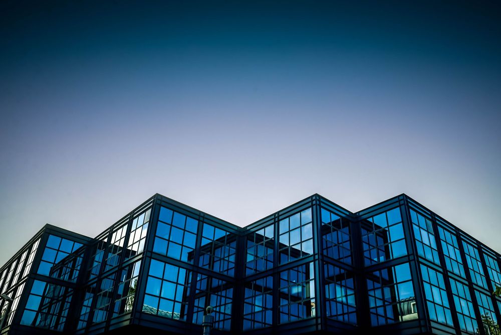 Photographe bâtiment tertiaire Bretagne – façade vitrée contemporaine en lumière naturelle