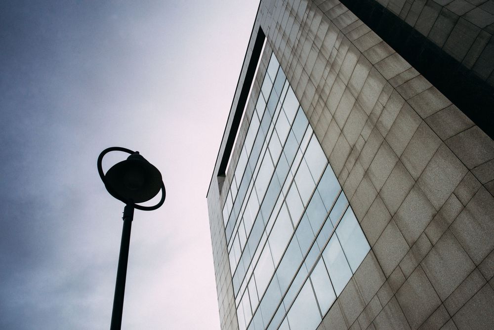 Photographie architecturale Bretagne – façade bâtiment tertiaire en environnement urbain