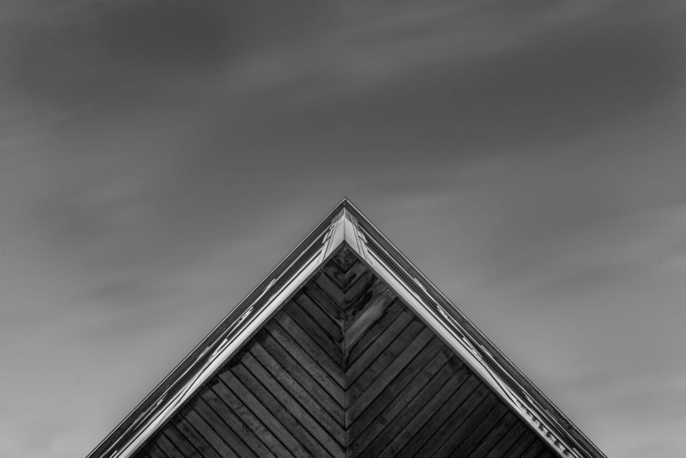 Photographe architecture Bretagne – détail toiture contemporaine en perspective graphique noir et blanc