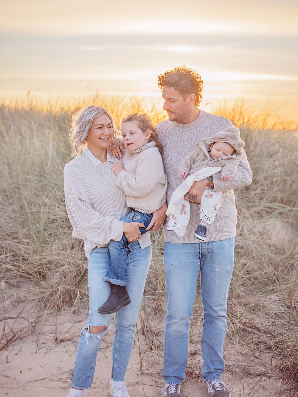 Familjefotografering, familjefotografering i Västerås, fotografering i naturen, Memoriesbym.se, fotograf västerås, naturliga familjebilder