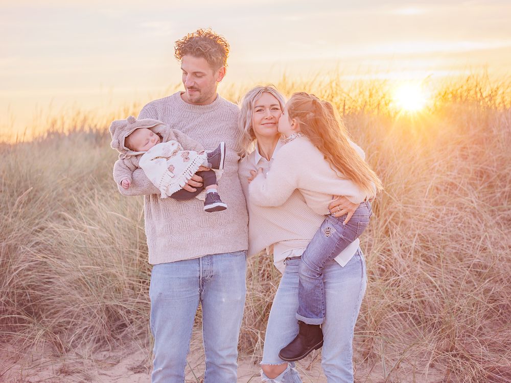 Familjefotografering, familjefotografering i Västerås, fotografering i naturen, Memoriesbym.se, fotograf västerås, naturliga familjebilder