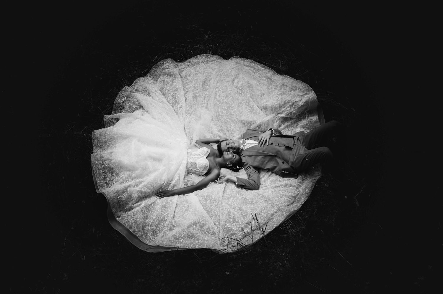 Vue artistique en noir et blanc de la robe de mariée en cercle, photographiée en plongée.