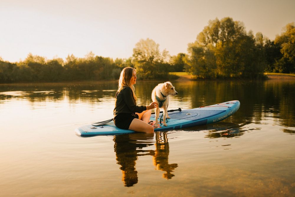 Mensch&Hund Shooting an einem Hundeweiher auf einem SUP-Board zum Sonnenaufgang bei Straubing, Niederbayern