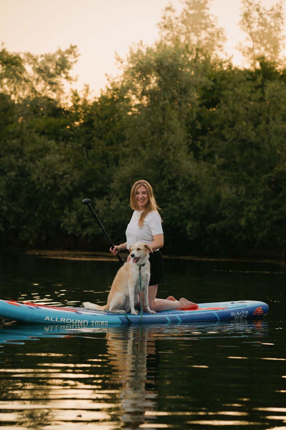 Mensch&Hund Shooting an einem Hundeweiher auf einem SUP-Board zum Sonnenaufgang bei Straubing, Niederbayern