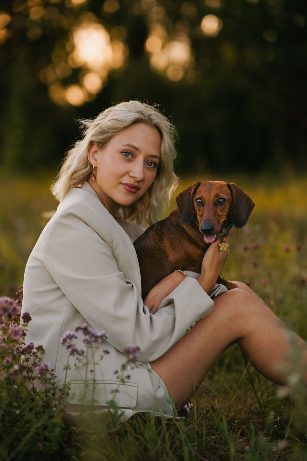 Mensch-Hunde-Shooting mit einem Dackel und seiner Besitzerin auf einer Wildblumenwiese im Landkreis Dingolfing-Landau, Niederbayern
