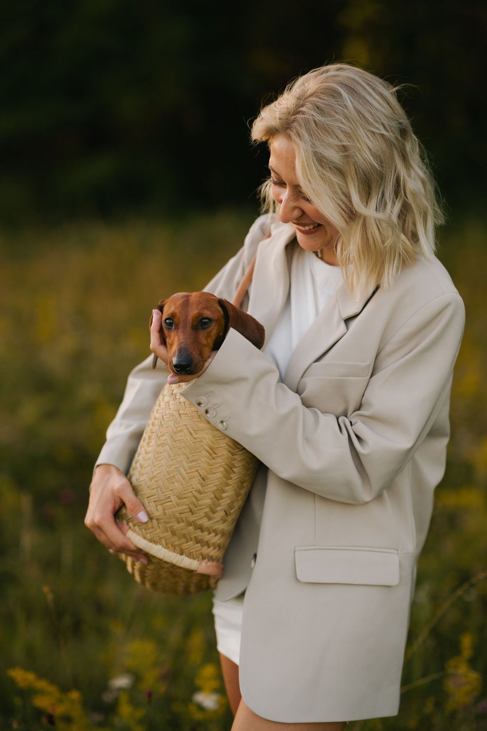 Mensch-Hunde-Shooting mit einem Dackel und seiner Besitzerin auf einer Wildblumenwiese im Landkreis Dingolfing-Landau, Niederbayern