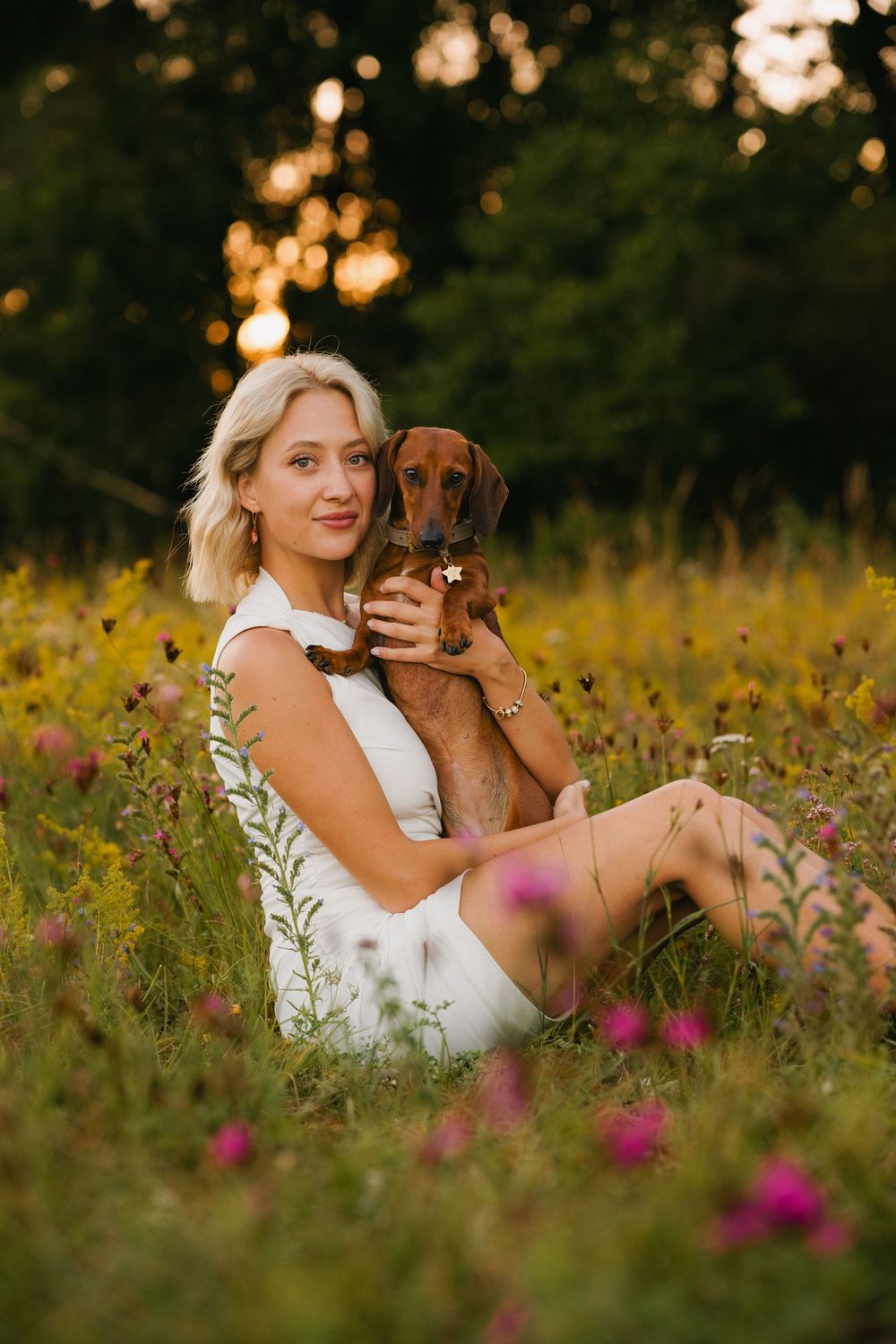 Mensch-Hunde-Shooting mit einem Dackel und seiner Besitzerin auf einer Wildblumenwiese im Landkreis Dingolfing-Landau, Niederbayern