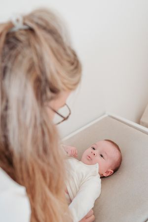 Melissa Stuer Photography Moederschapsfotograaf Moerbeke Oost-Vlaanderen kraamreportage nieuw leven newborn mama en zoon luier verschonen
