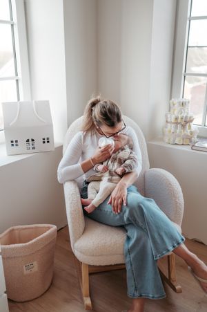 Melissa Stuer Photography Moederschapsfotograaf Moerbeke Oost-Vlaanderen kraamreportage nieuw leven newborn mama en zoon flesvoeding knuffel