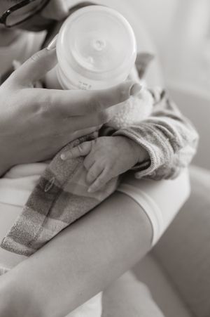 Melissa Stuer Photography Moederschapsfotograaf Moerbeke Oost-Vlaanderen kraamreportage nieuw leven newborn mama en zoon flesvoeding detail
