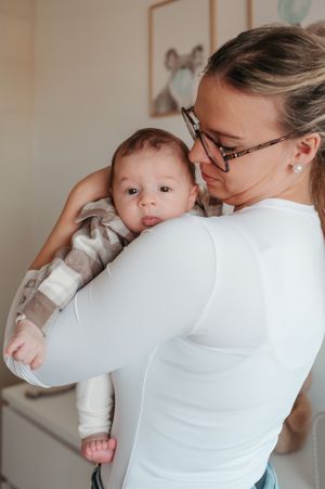 Melissa Stuer Photography Moederschapsfotograaf Moerbeke Oost-Vlaanderen kraamreportage nieuw leven newborn mama en zoon knuffel