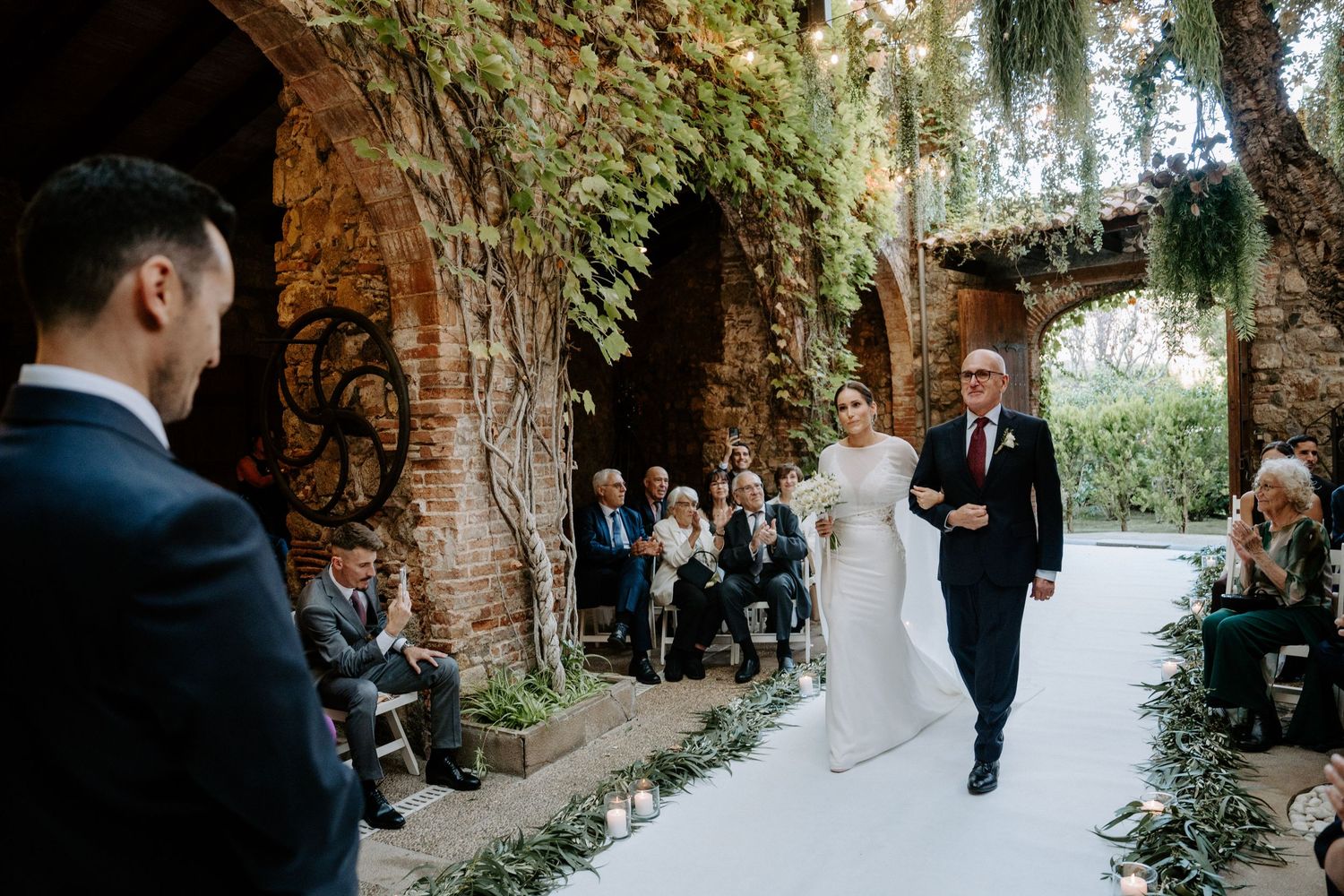 Entrada de la novia en ceremonia en Mas de Sant llei