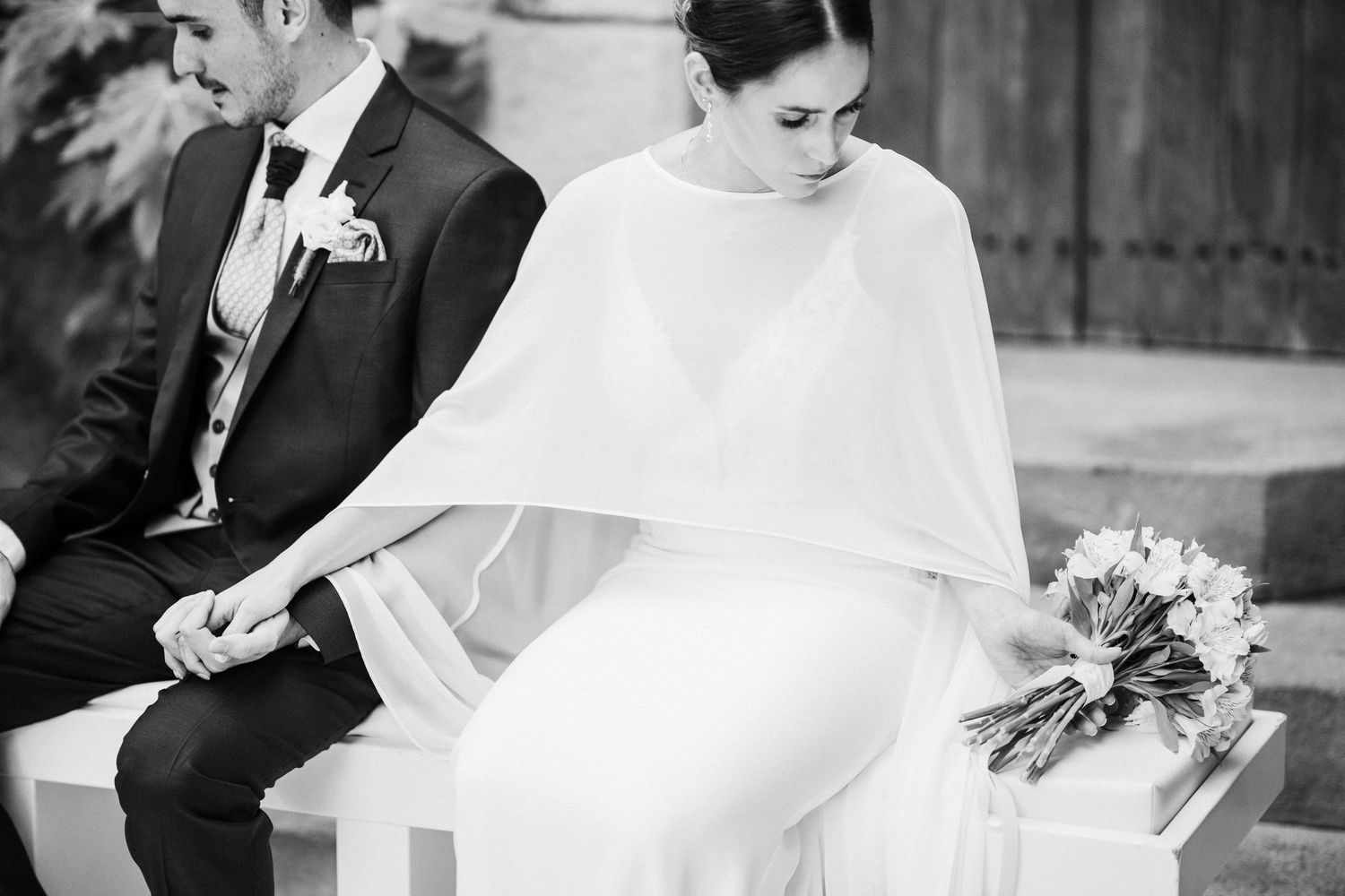 Fotografía de bodas en blanco y negro que captura momentos íntimos durante una ceremonia al aire libre en Mas de Sant Llei