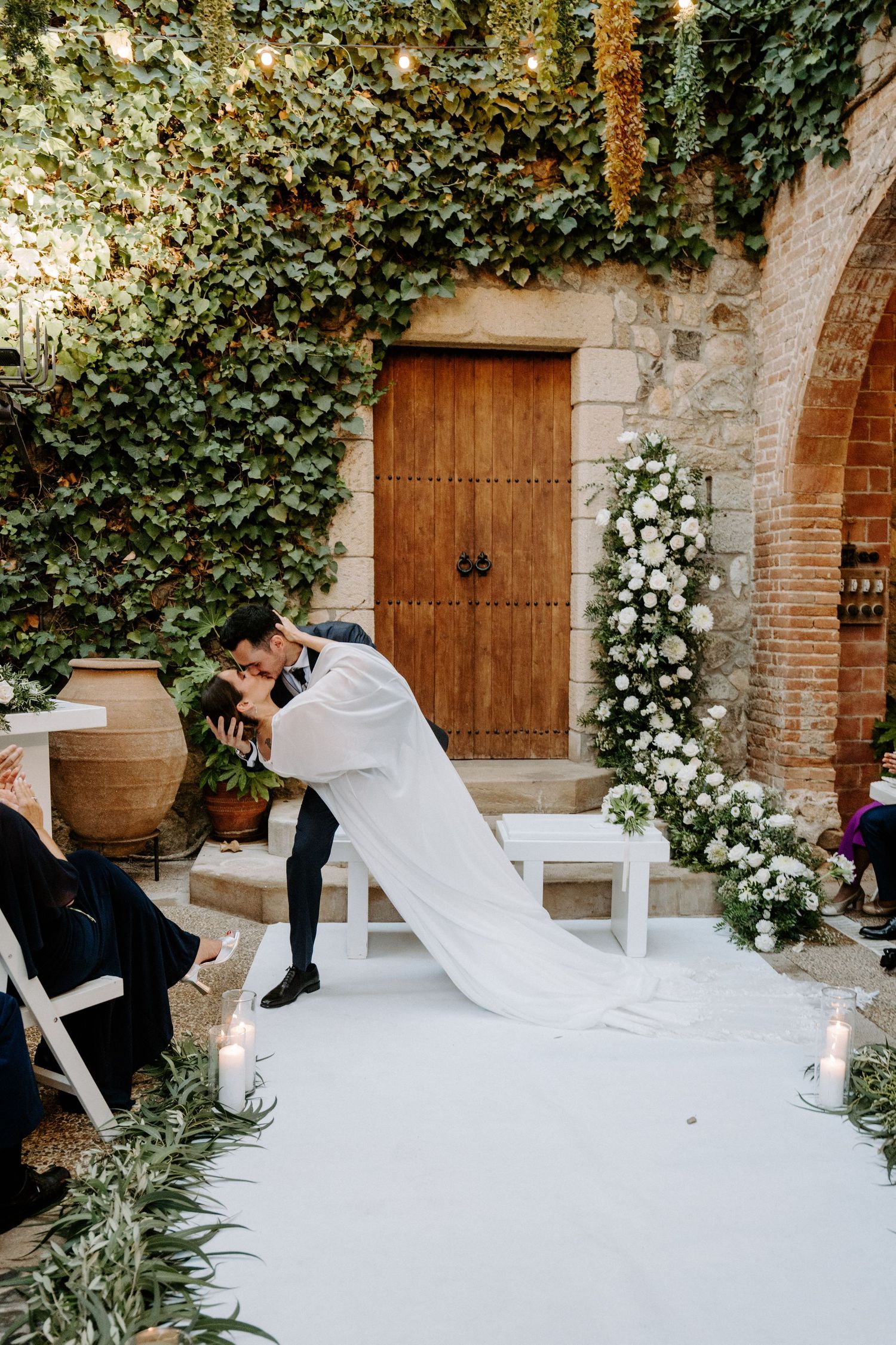 Puedes besar a la novia! Final de ceremonia Mas de SantLlei