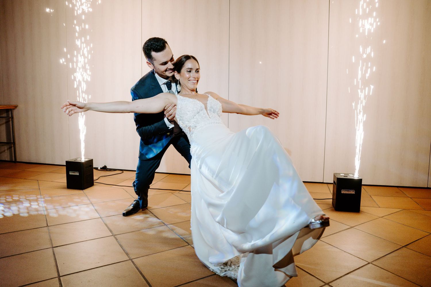 La pareja de novios realiza su primer baile con bengalas creando efectos de luz mágicos en la pista de baile.
