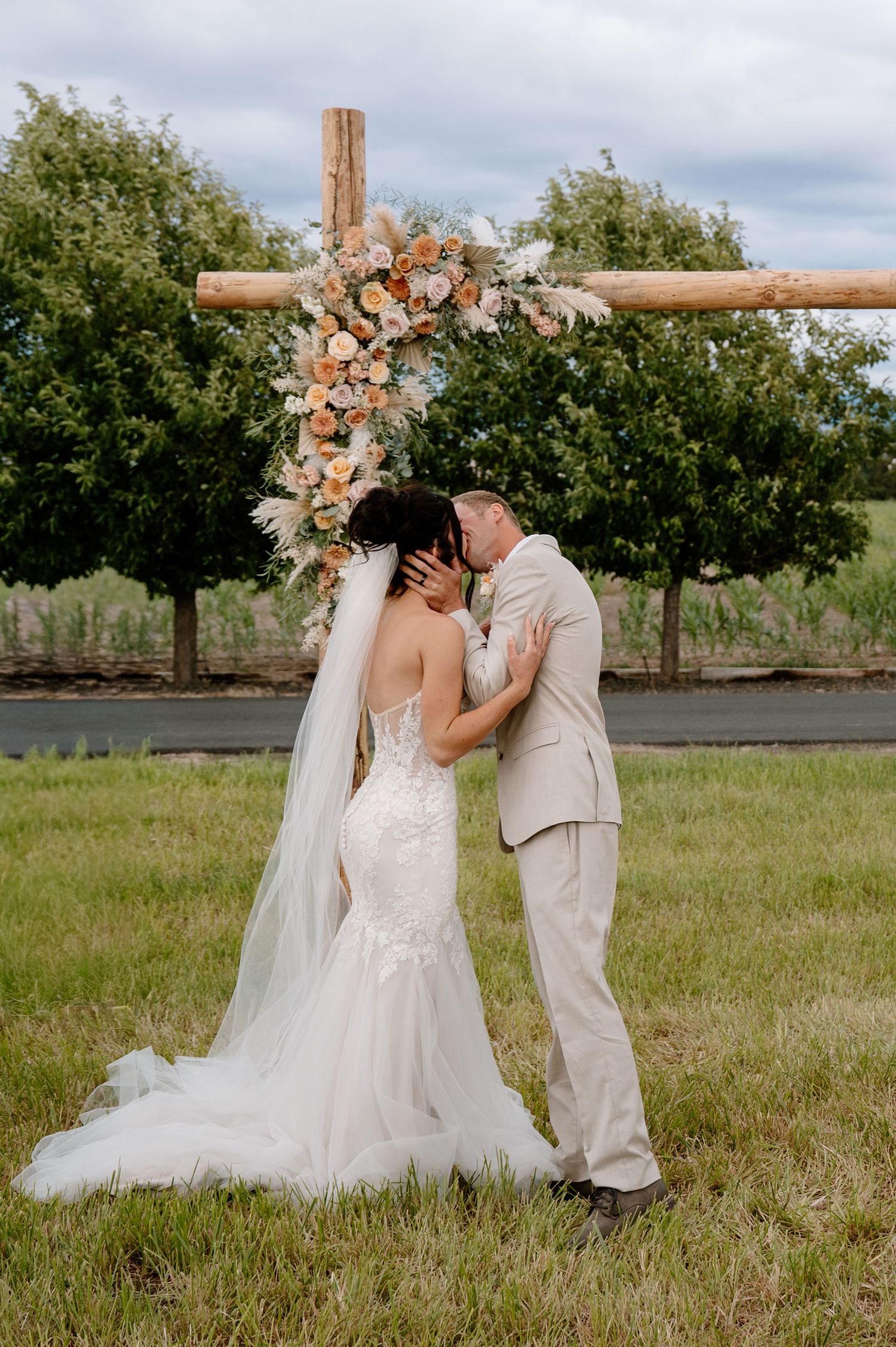 Elegant Western wedding ceremony in Oregon