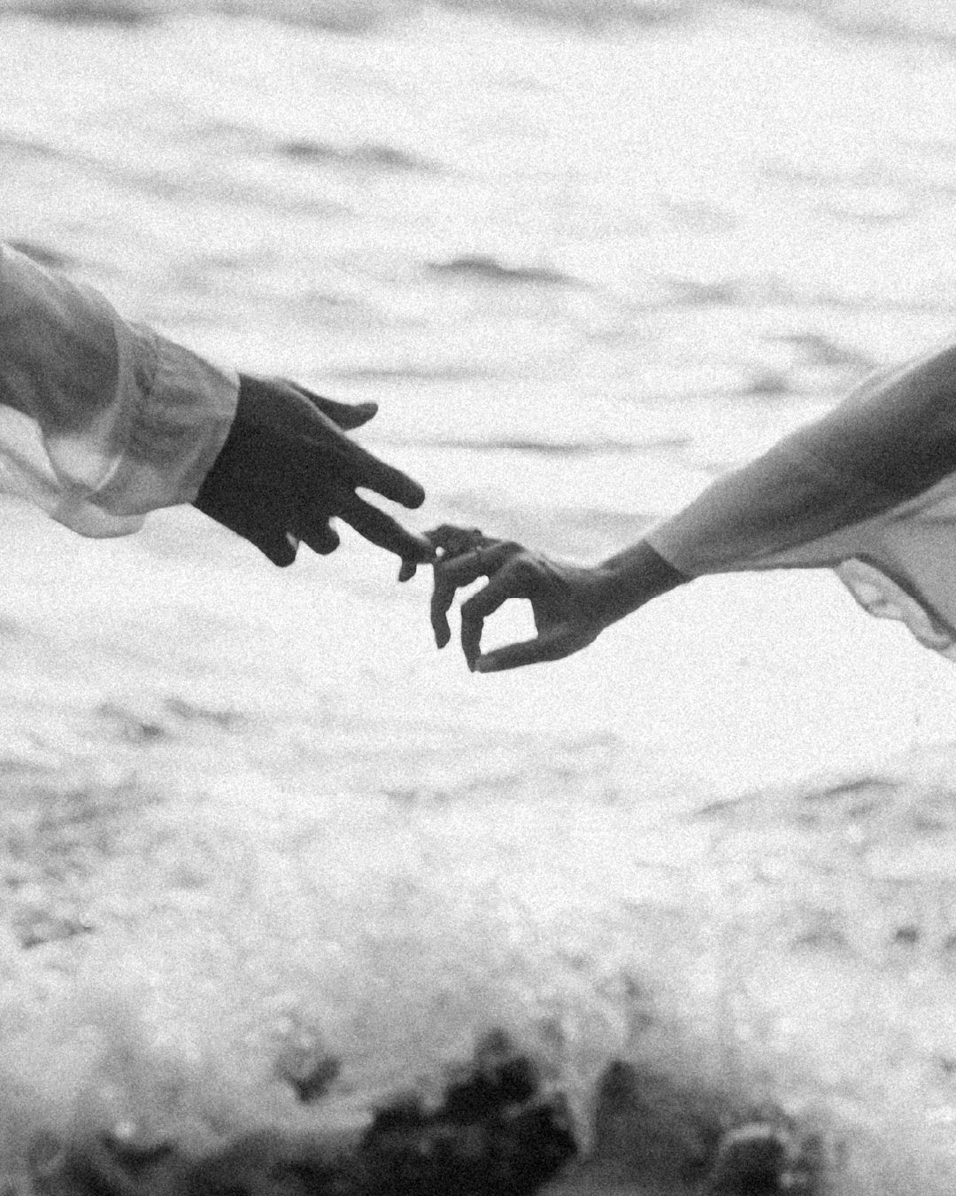 deux mains amoureuses  sur la plage