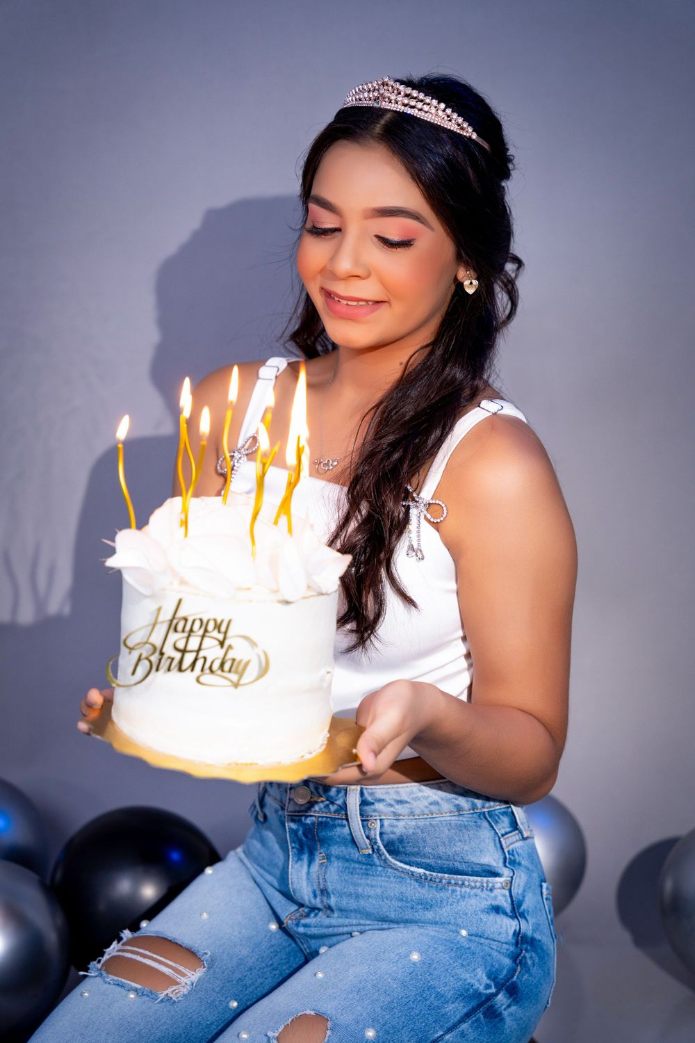 Retrato de cumpleaños con globos y pasteles en Valledupar, sesión fotográfica creativa.