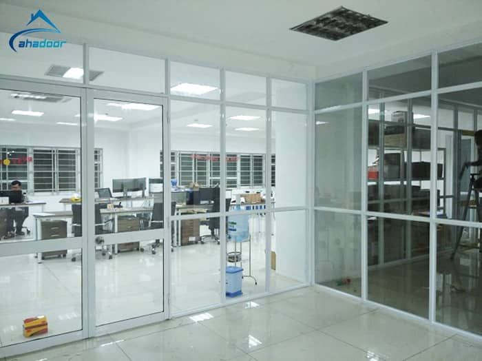 Vách cửa kính cường lực khung nhôm ngăn phòng showroom sang trọng