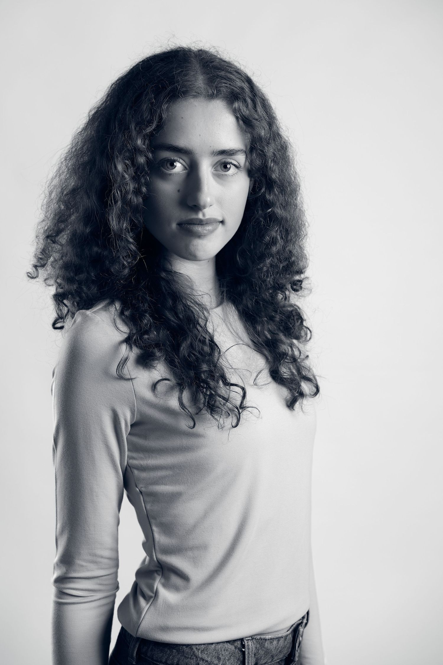 jeune femme en cadrage américain noir et blanc sur fond blanc