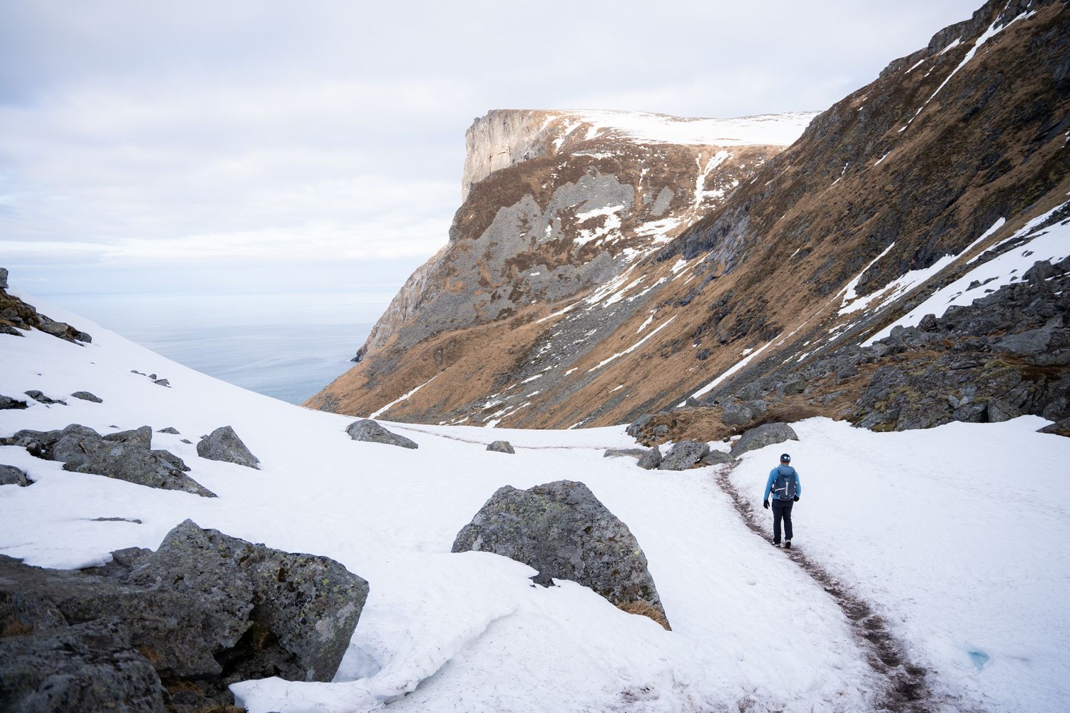 randonneur dans la neuge vers kvavika beach dans les lofoten norvège